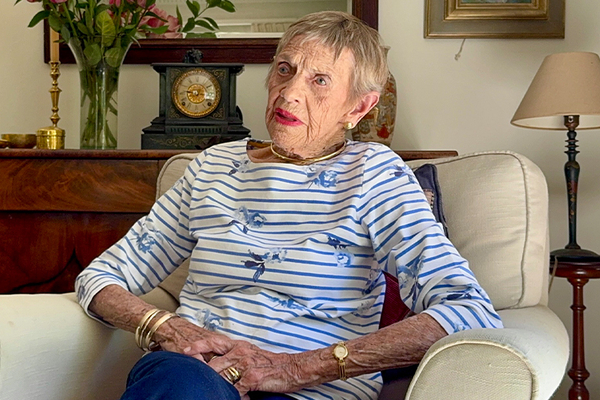 Banner Nina Russell 6190