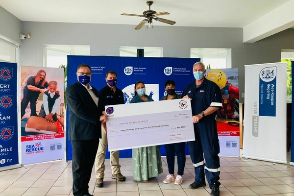 Cheque handover 4 Dec 2021